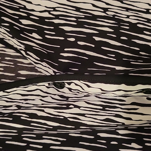 Black and white patterned blouse with black trim and buttons by Catherine's 3x - Picture 5 of 6